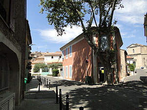village of caumont sur durance