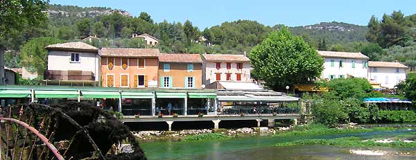 village of the fontaine de vaucluse